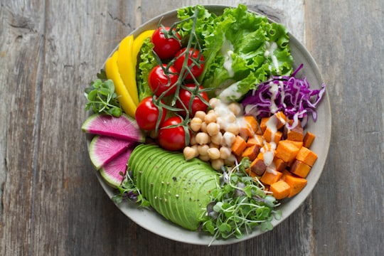 Plato saludable y colorido de vegetales
